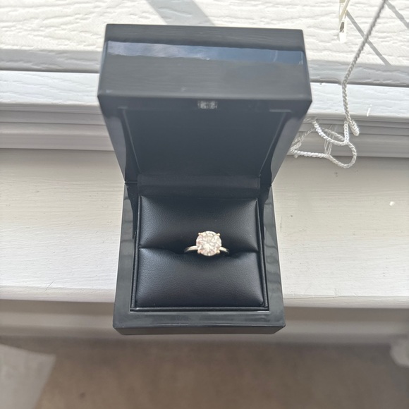 Elegant Round 3 carat natural diamond solitaire engagement ring - Picture 1 of 3